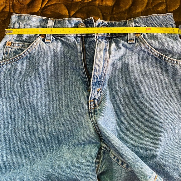 Vintage 90s Levi mid thigh shorts relaxed fit - Picture 5 of 6